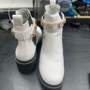 Steve Madden Elegant White Ankle Boots with Gold Accents
